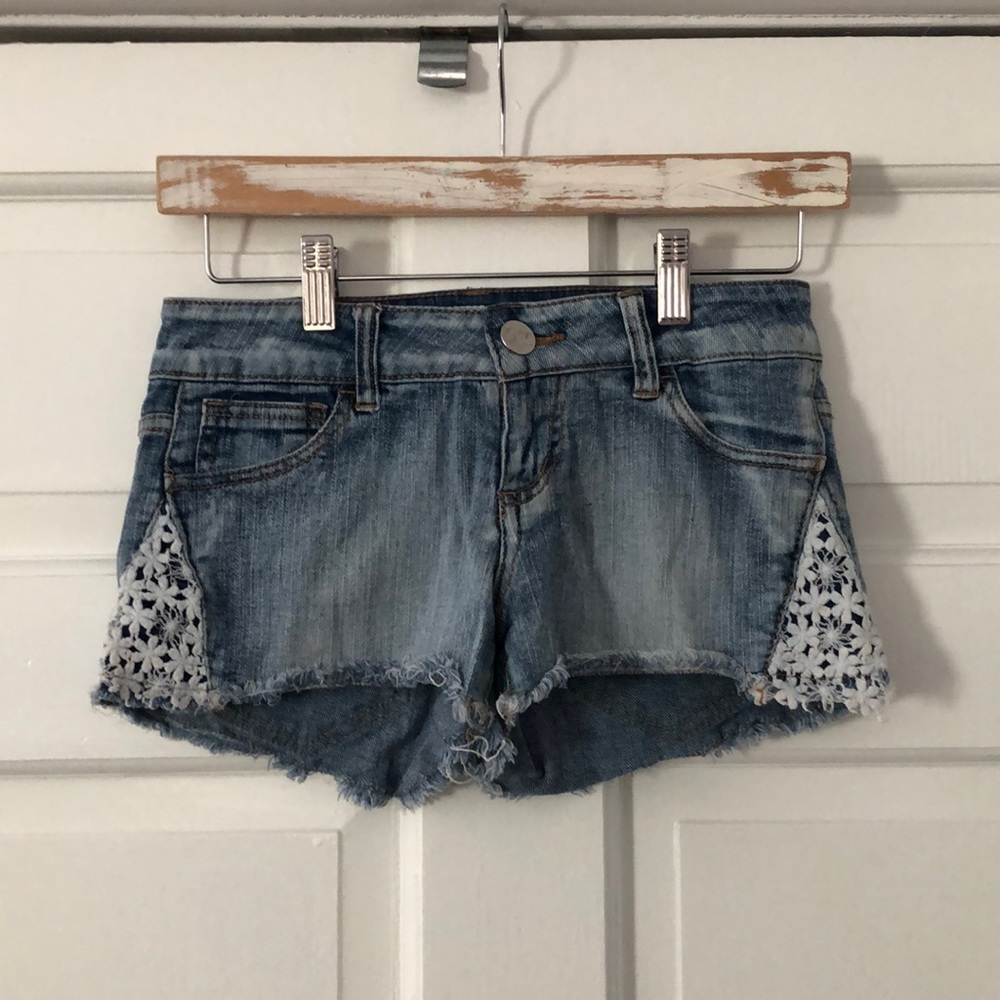 Vintage Havana White Floral Lace Denim Shorts 24